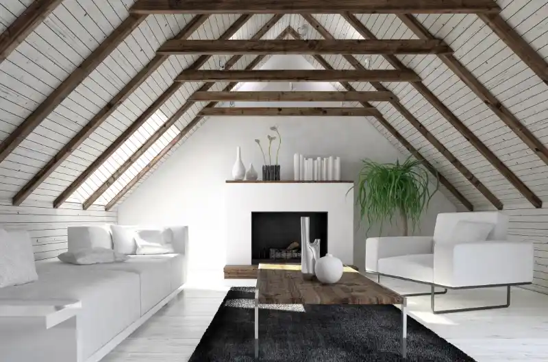 Hyggelig stue med skråloft og korrekt ophængte lamper for optimal belysning.