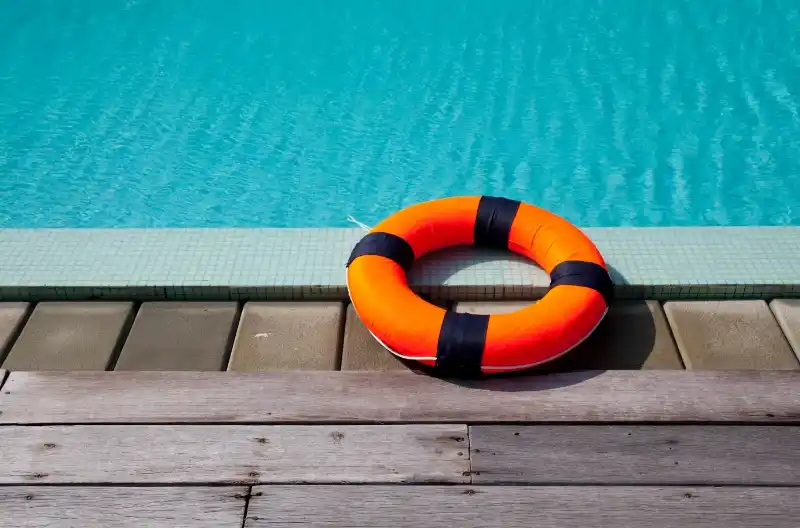 Hvornår må man ikke bade i en pool?