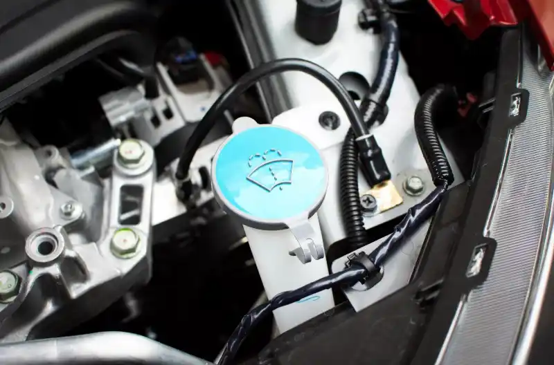 Sådan fylder du sprinklervæske på bilen