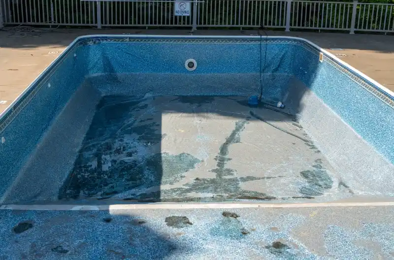 Tom pool i baghaven klar til fjernelse, omkostningsestimering for poolfjernelse.