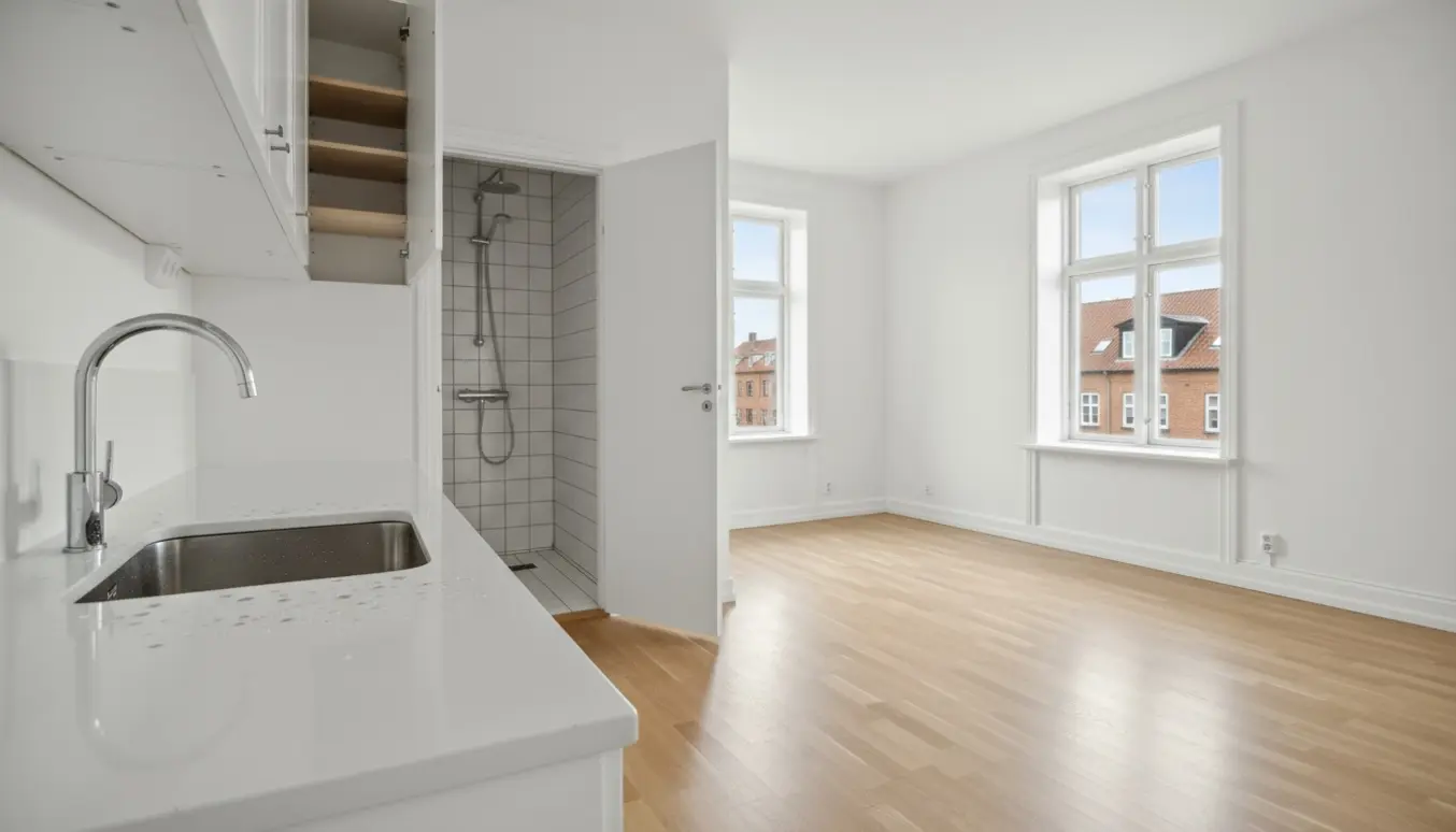 Færdigudflytningsrengjort 53m² lejlighed i Aarhus C med skinnende vask, rene gulve og åbne, rene skabe.